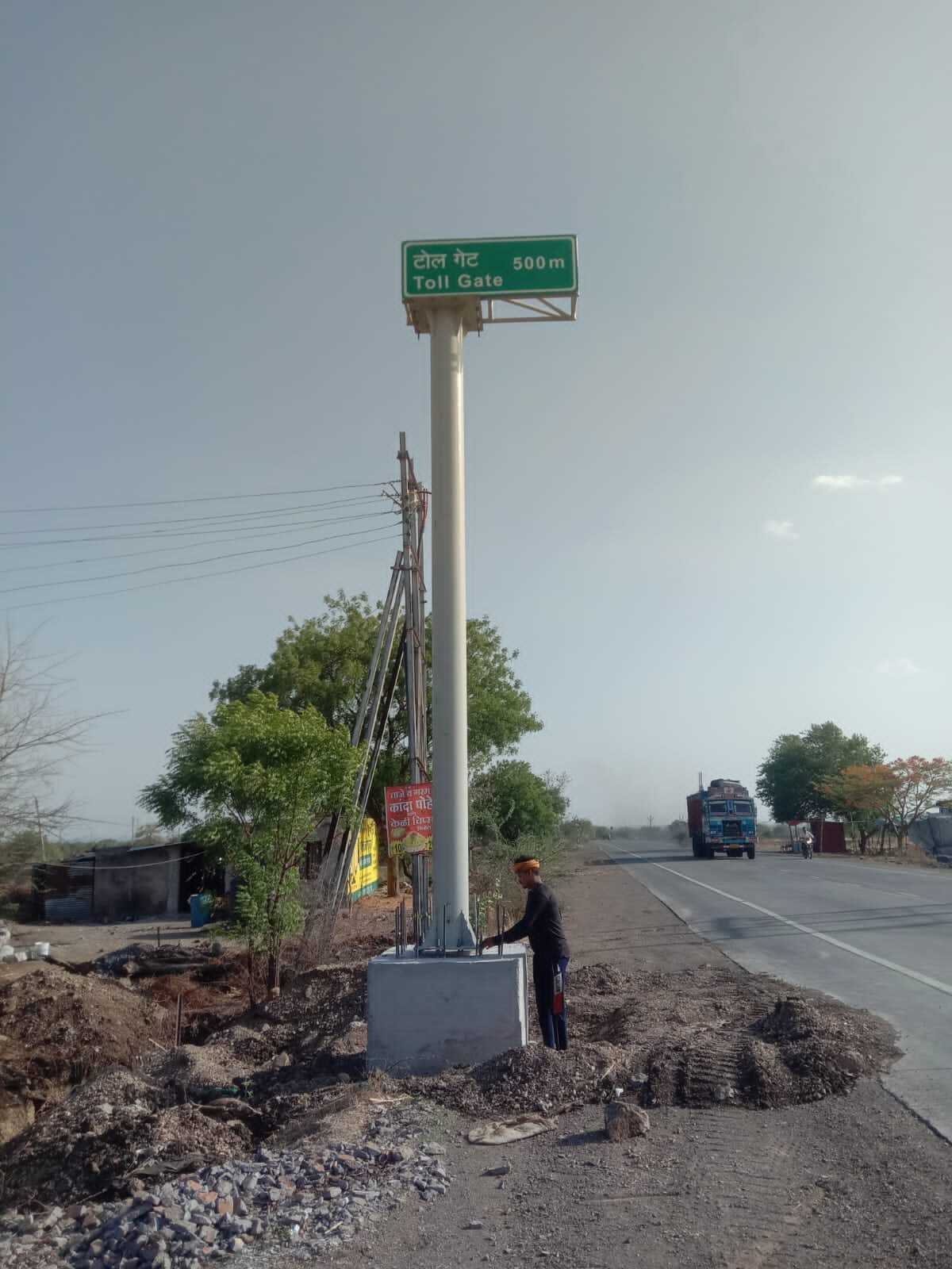 Retro Reflective Overhead Sign Board - Mild Steel, Any Size, Green | Features Road Safety, Manual Operation, Industrial Usage