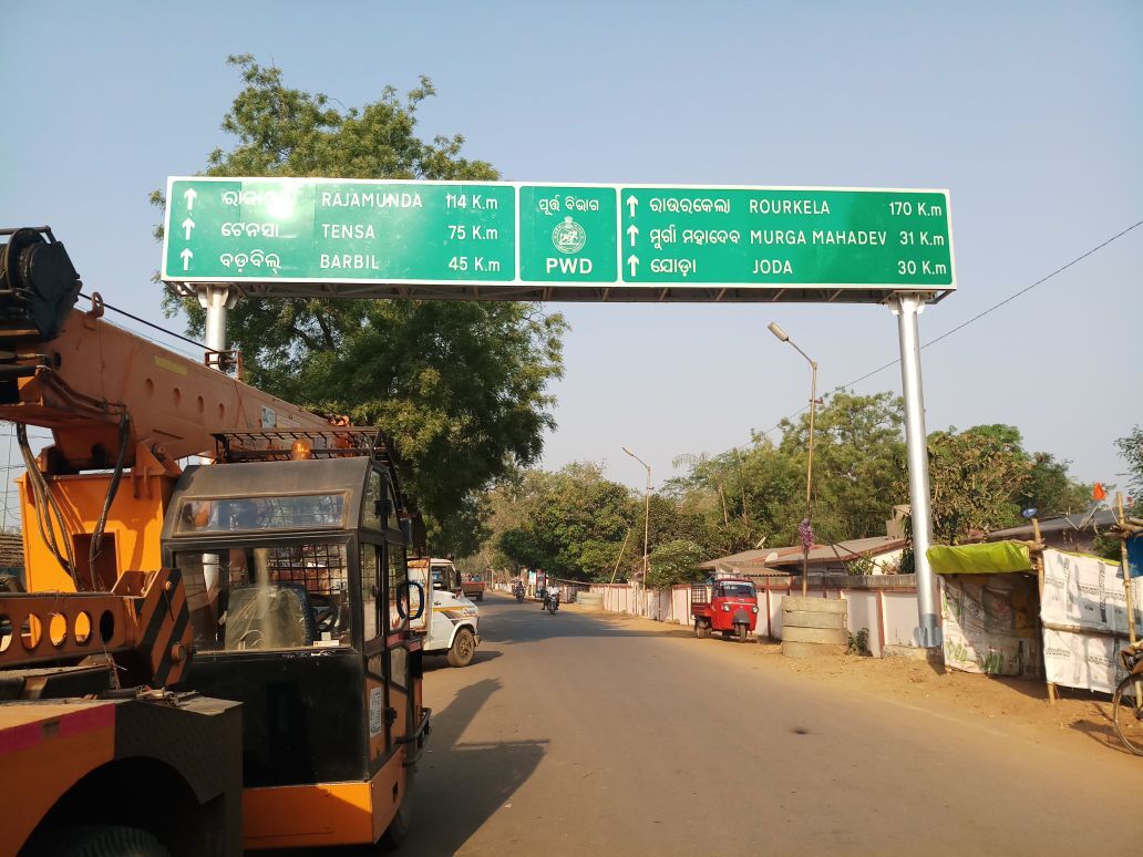Retro Reflective Overhead Sign Board - Mild Steel, Any Size, Green | Features Road Safety, Manual Operation, Industrial Usage