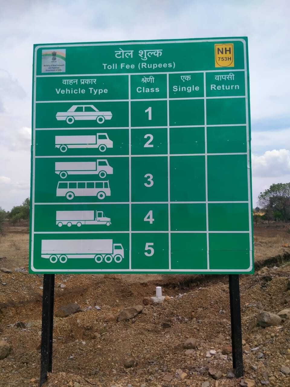 Retro Reflective Overhead Sign Board - Mild Steel, Any Size, Green | Features Road Safety, Manual Operation, Industrial Usage