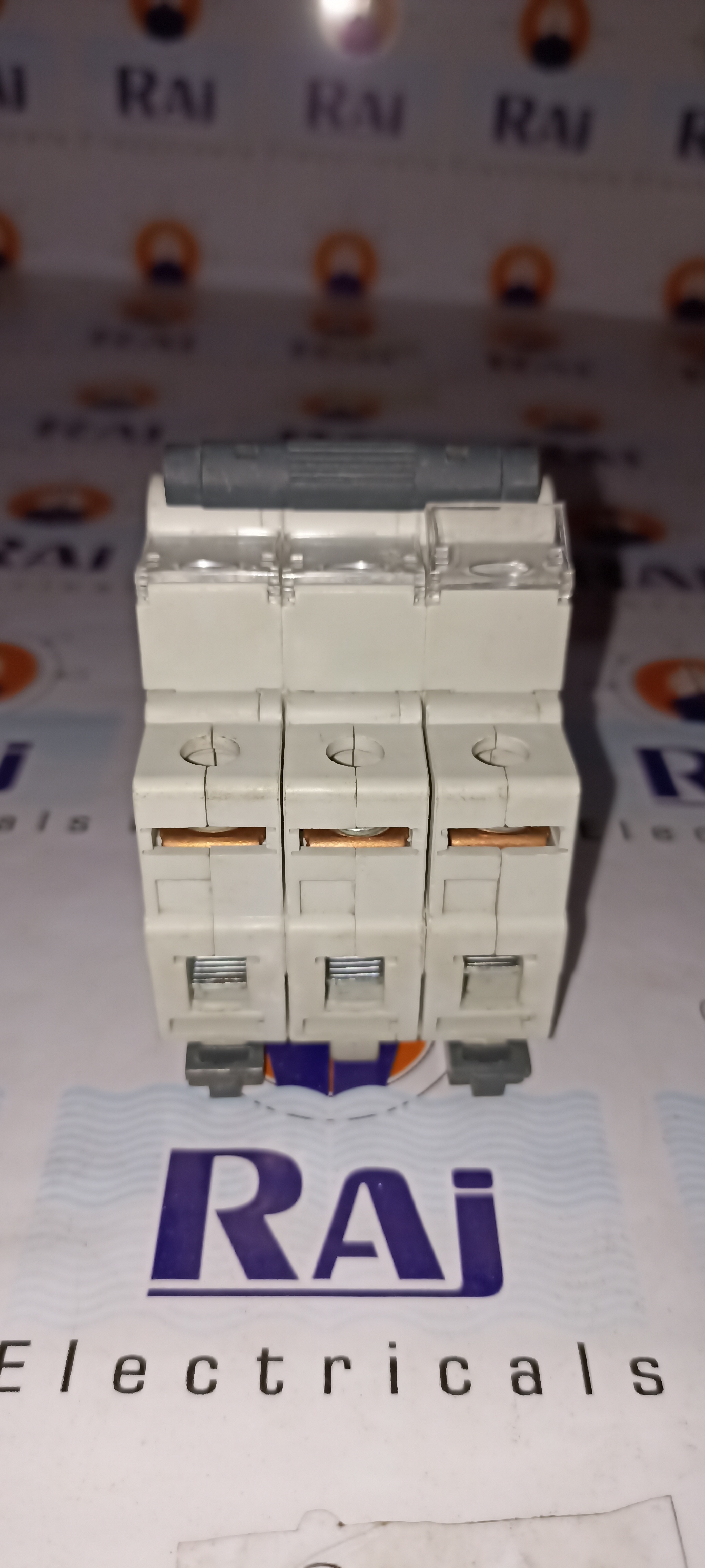 Lt 32a 3p Mcb - Color: White