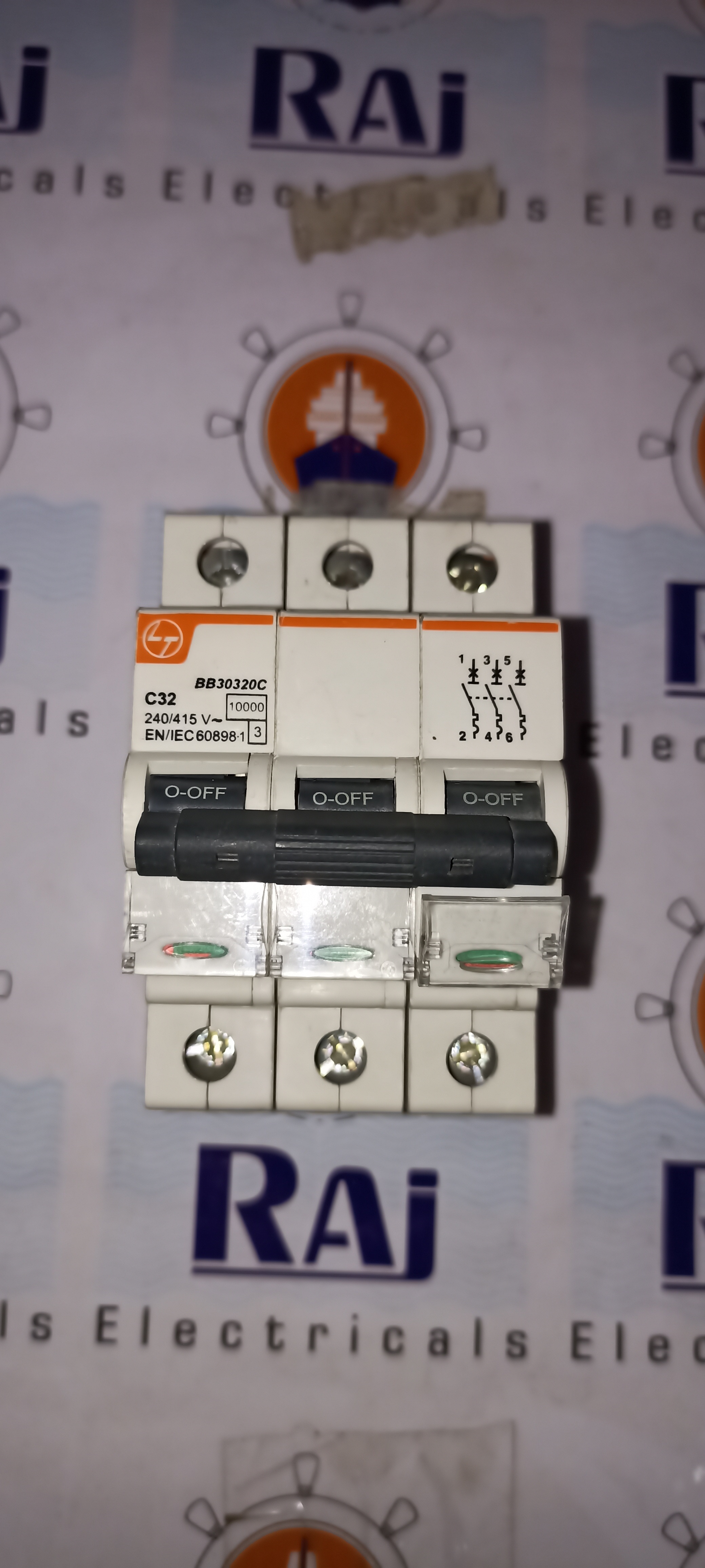 Lt 32a 3p Mcb - Color: White