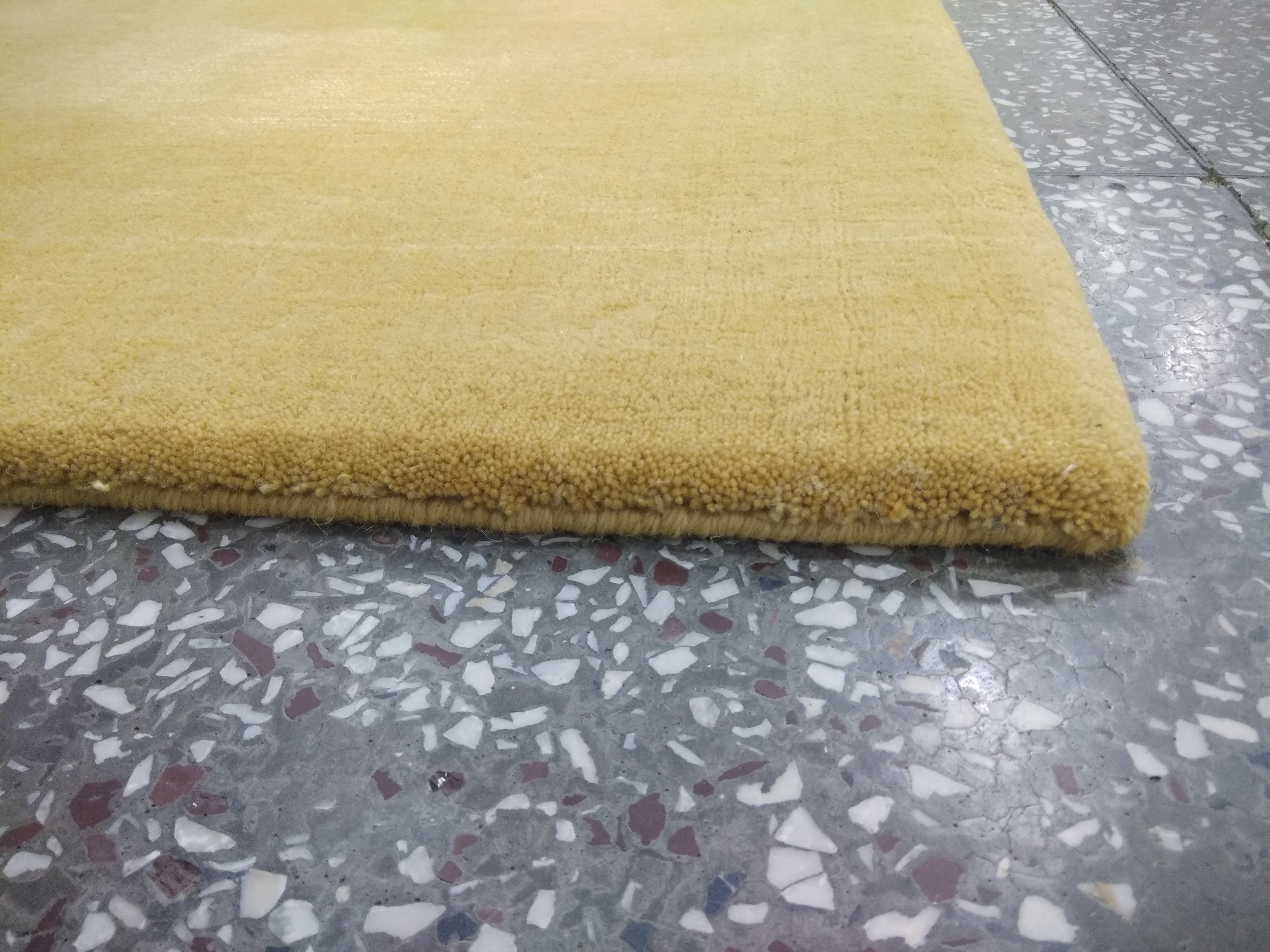 Handloom Carpetsburber Back Material: Woven Back