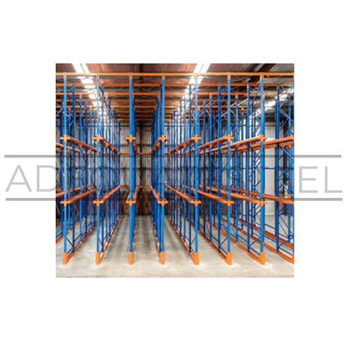 स्टोरेज रैक के माध्यम से ब्लू ड्राइव