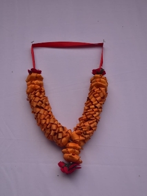 ख़ुशी के फूलों के साथ चंदन हार