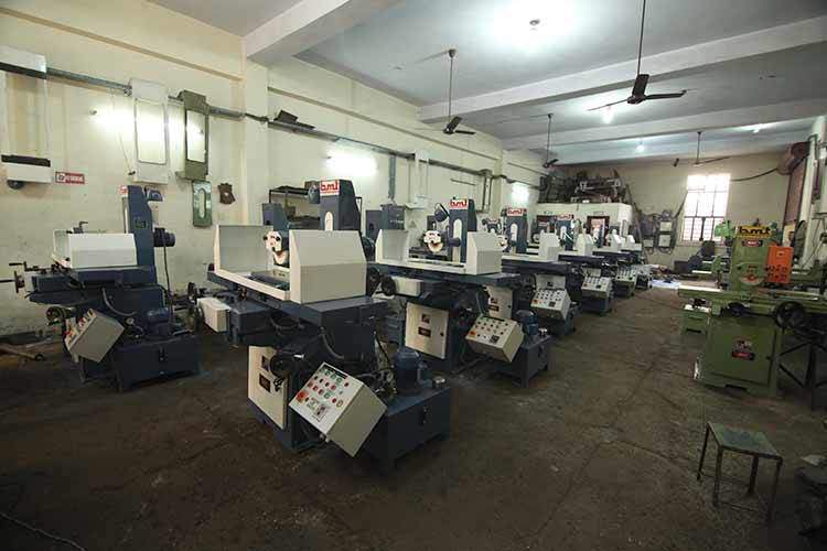 Bhurji Surface Grinder Machine For Tool Room In All India - Capacity: 500 Kg Kg/day