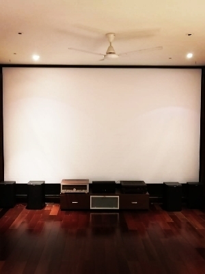 प्रेजेंटेशन उपकरण Elcor Pro Series रिकेस्ड इन-सीलिंग इलेक्ट्रिक मोटराइज्ड टैब-टेंशन्ड प्रोजेक्शन स्क्रीन
