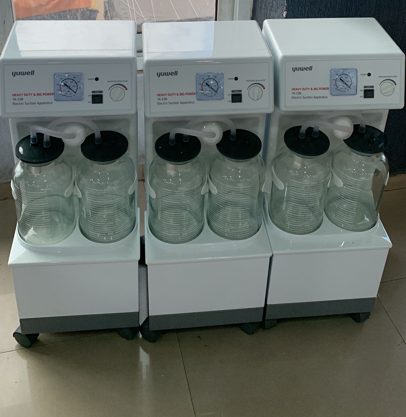 40 Lpm Suction Machinev (Yuwell) - Material: Powder-coated Metal & Plastic Body