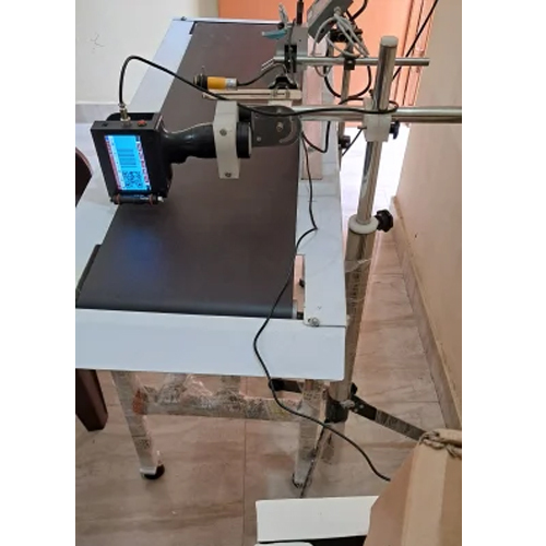 हैंडजेट मशीन के साथ व्हाइट-ब्लैक बेल्ट कन्वेयर