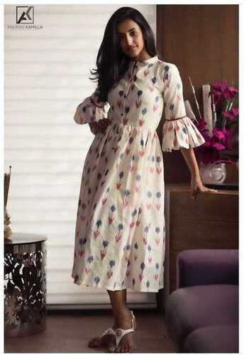 बेली स्लीव्स के साथ कॉलर कुर्ती