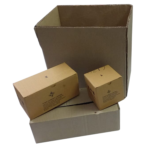 टुकड़े टुकड़े में सामग्री भूरे रंग के नालीदार बक्से