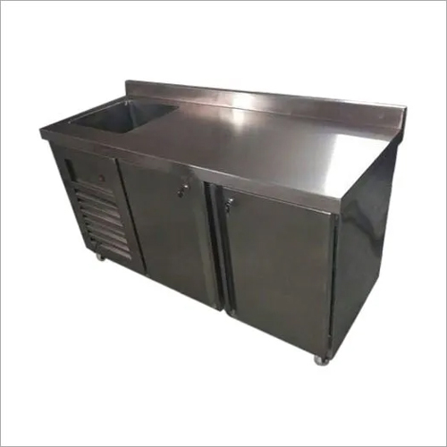 सिंक के साथ काउंटर के नीचे सिल्वर