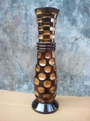 लकड़ी के फूलदान पर नक्काशी