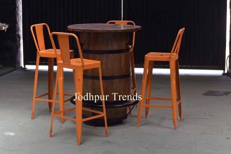 बार चेयर के साथ लकड़ी की बार टेबल