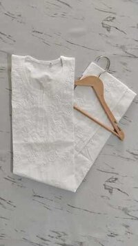 लखनऊ नवीनतम सफ़ेद चिकन 100% कॉटन कुर्ती फ़ैब्रिक मशीन वर्क एम्ब्रॉइडी के साथ लंबाई-42