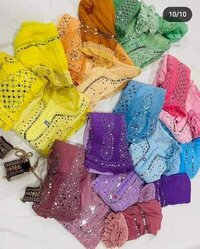 लखनऊवी नवीनतम शिफॉन बूटी जाल कुर्ती शरारा और दुपट्टे के सेट के साथ मिरर और हैंड वर्क एम्ब्रॉयडर