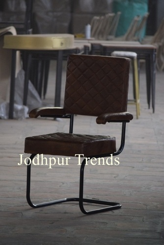 आयरन लेदर कुर्सी