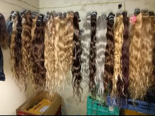 प्राकृतिक काले रंग के सुनहरे लहराते बाल