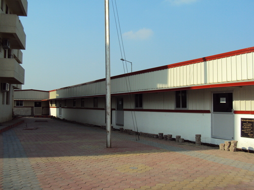पूर्वनिर्मित कक्षा शेड