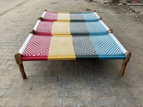 टिकाऊ हस्तनिर्मित लकड़ी की चारपाई