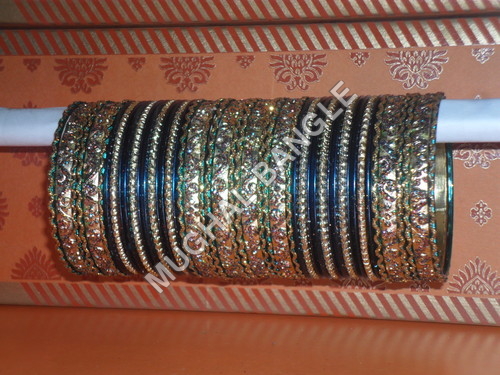 रंगीन धातु की चूड़ियाँ