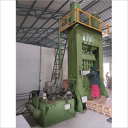 गहरे भूरे रंग के संकुचित कोको पीट ब्लॉक