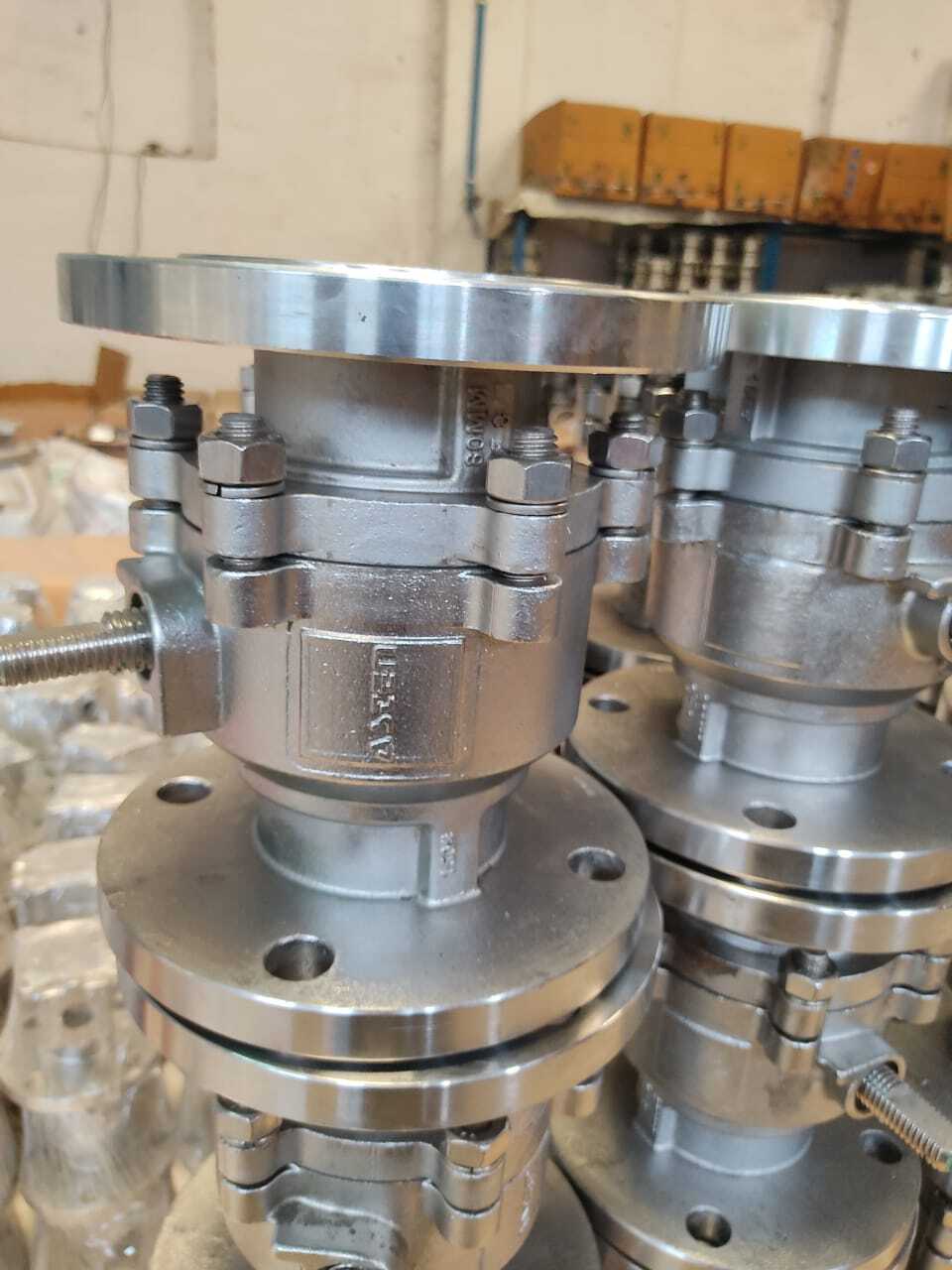 Three Way Ball Valve - 1-1/2" Silver, Medium Temperature Control Of Fluid | 30 Lbs Weight, Modulating & Diverting Functionality