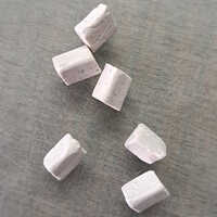 कास्ट प्रोडक्ट्स व्हाइट सिरेमिक डिबुरिंग मीडिया