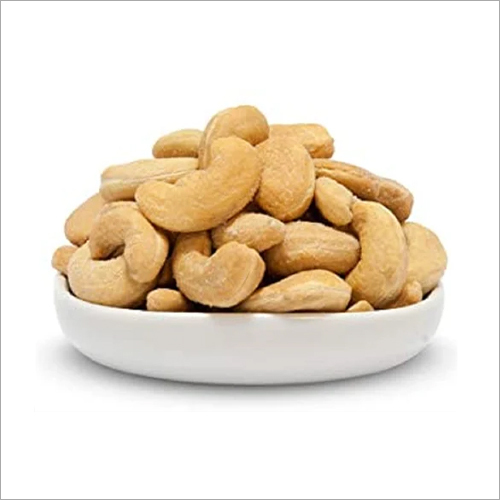 पीले भुने हुए नमकीन काजू को छील लें