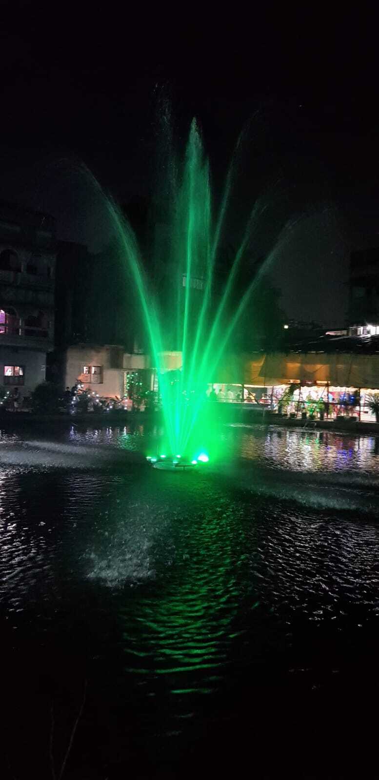 Floating Fountain - Color: White