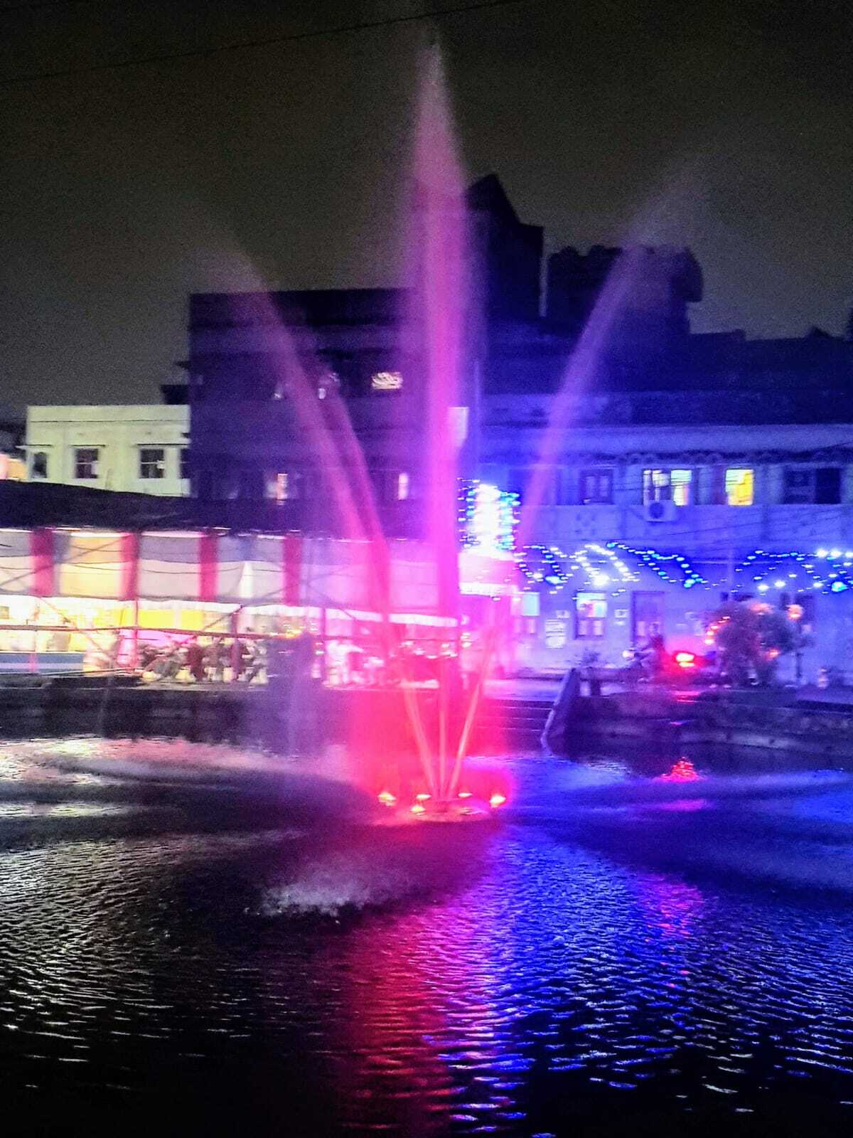 Floating Fountain - Color: White