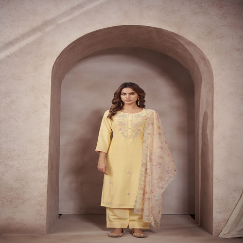 दुपट्टे के साथ पीली कुर्ती