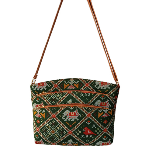 मल्टीकलर प्रिंटेड लेडीज़ स्लिंग बैग