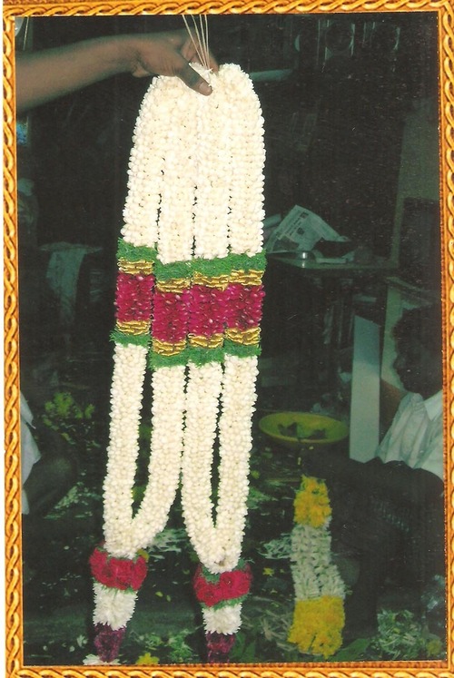 माला गुलाब रजनीगंधा