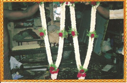 सफेद फूलों की शादी की माला