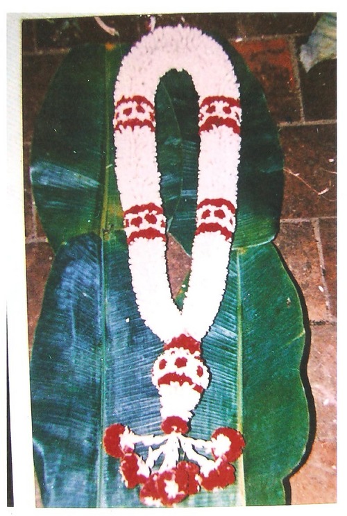 सूखे फूलों की माला