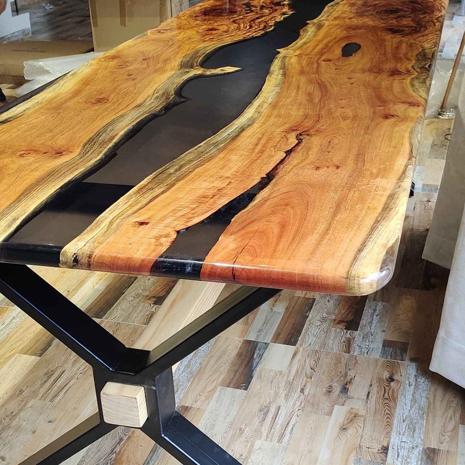 Iron With Wooden Apoxy Top Dining Table For Cafe And Restaurant