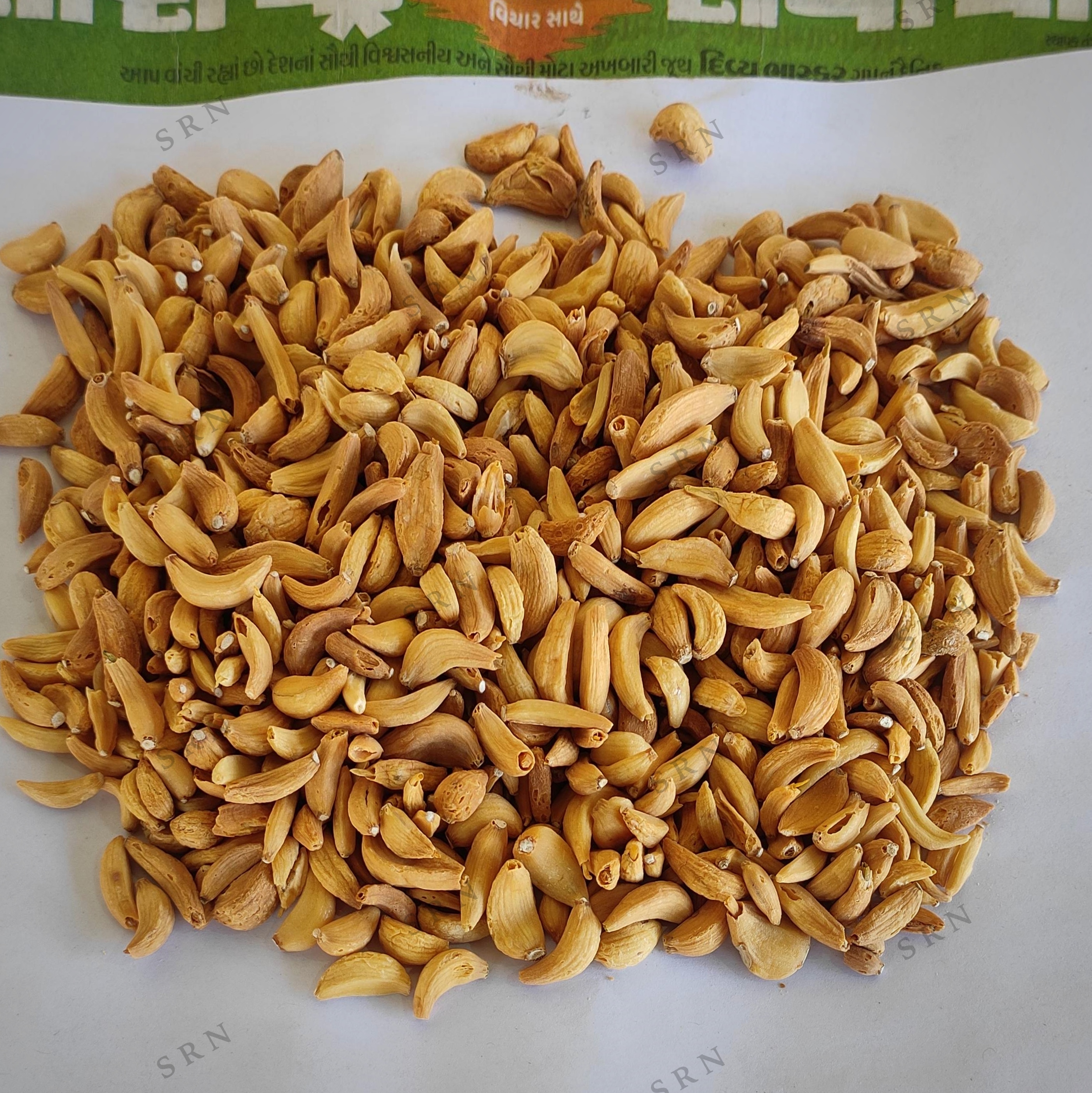 A Grade Dehydrated Garlic Flakes - 25 Kg Poly Bag, Golden Brown Color, Strong Aroma, Granular Shape, Shelf Life 24 Months
