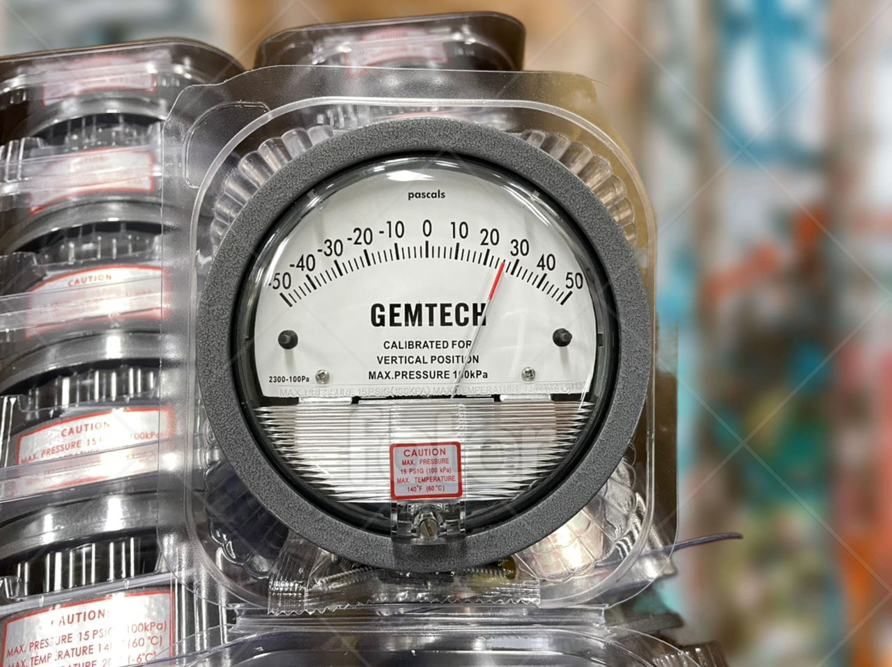 Gemtech Differential Pressure Gauge - 4 Inch Dial, Plastic & Alloy Materials | Accuracy ±2% Full Span, Npt 1/8 Inch Thread, 0-6 Mm Scale Range, Lightweight 700 Grams