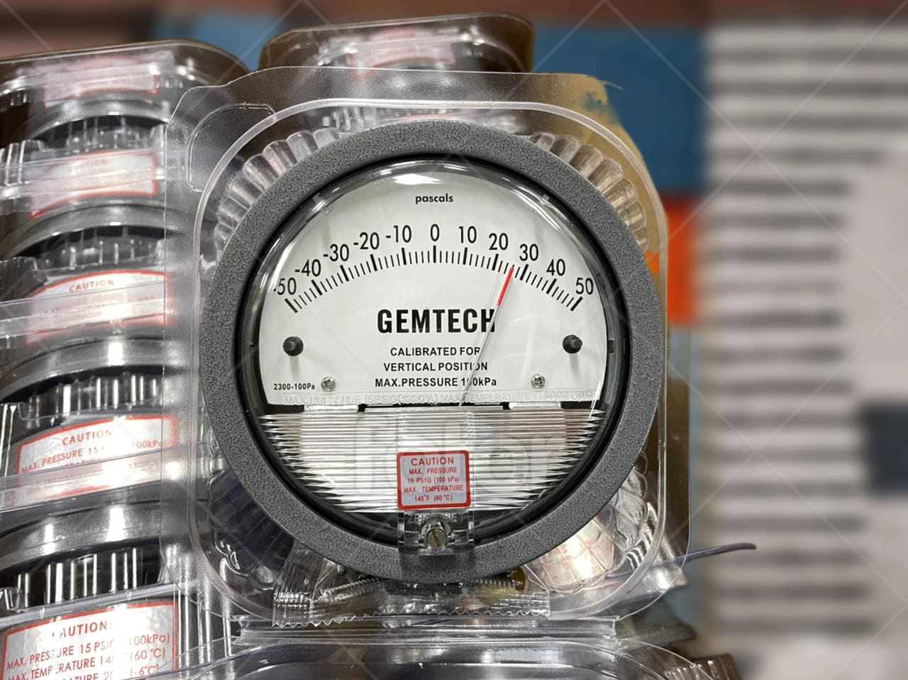 Gemtech Differential Pressure Gauge - 4 Inch Dial, Plastic & Alloy Materials | Accuracy ±2% Full Span, Npt 1/8 Inch Thread, 0-6 Mm Scale Range, Lightweight 700 Grams