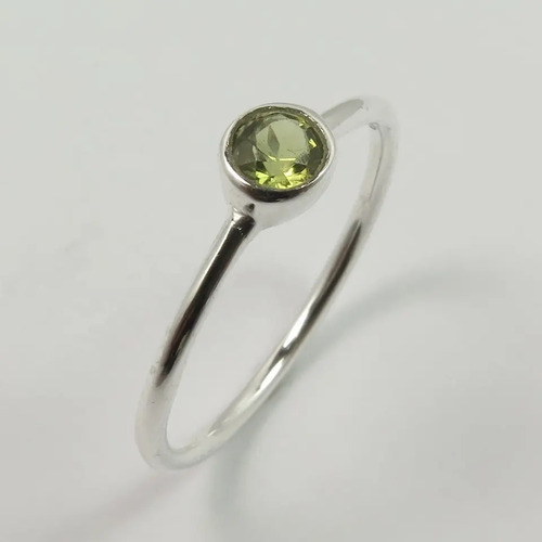 925 स्टर्लिंग सिल्वर ब्यूटीफुल नेचुरल पेरिडॉट टिनी स्टैकिंग रिंग जेंडर: महिलाएं