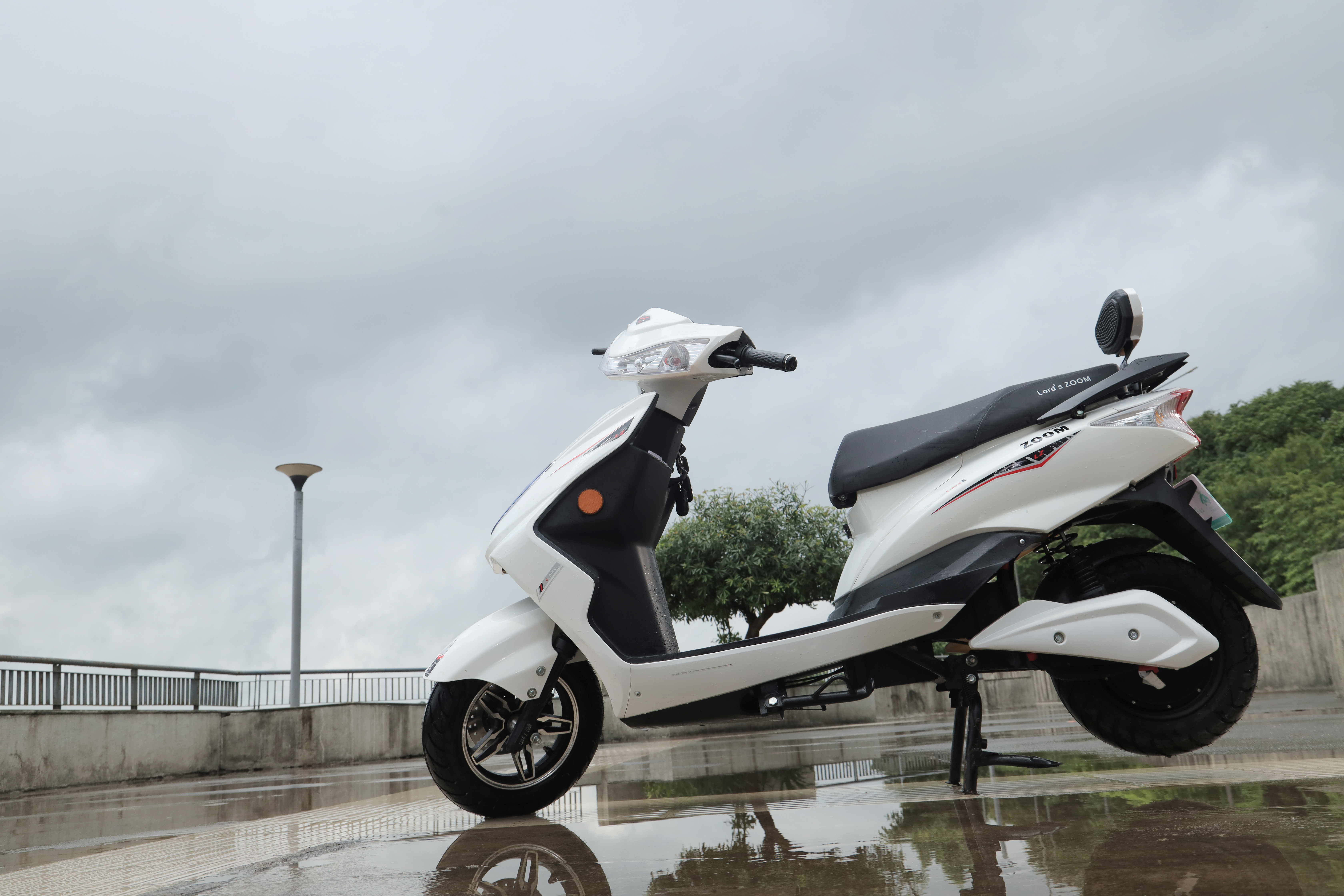Electric Scooter - 60v 28ah Battery, 70-80 Km Mileage , 25 Km/h Speed, Eco-friendly, License-free, 3-year Warranty, Durable Design