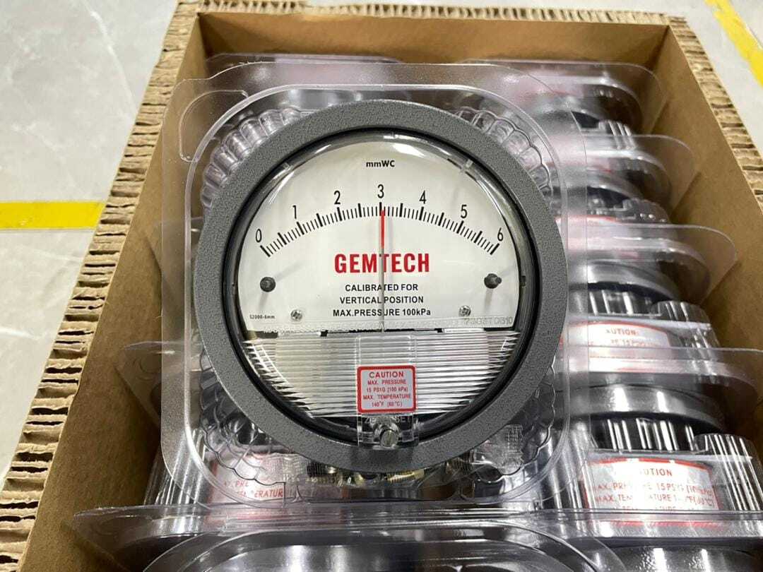 Gemtech Differential Pressure Gauge - Metal Alloy, 4" Diameter, White/black Dial, 1/8" Npt Thread, Â±2% Accuracy | Ideal For Pharmaceutical Industries, Back Mount Design, Multiple Scale Ranges