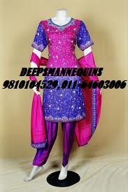 महिलाओं के पुतले