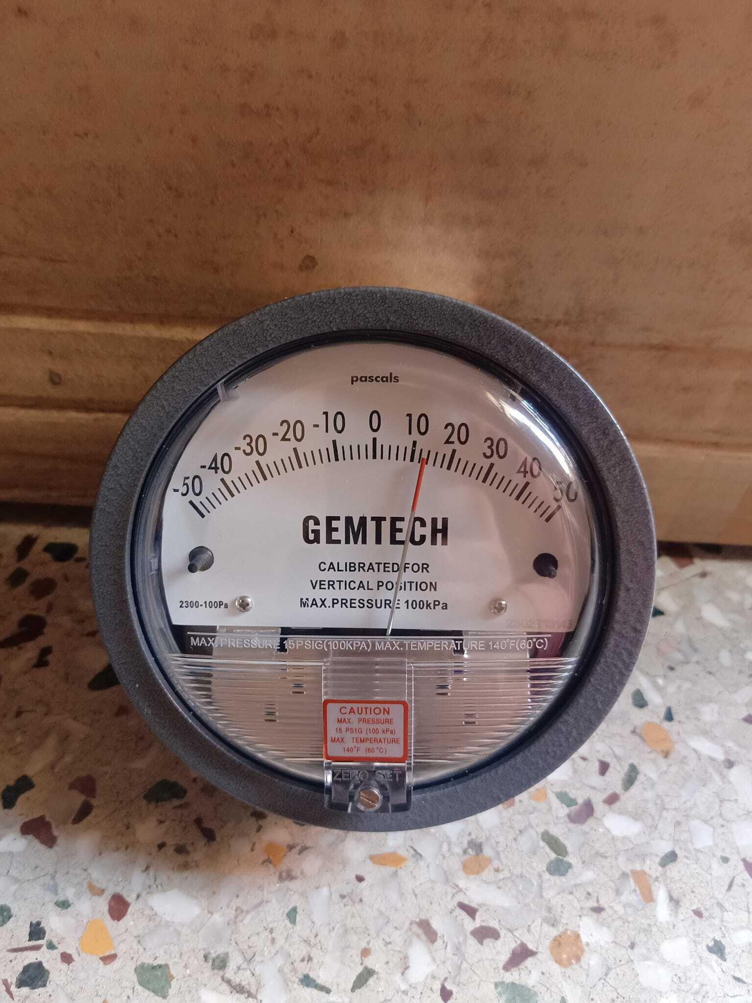 Gemtech Differential Pressure Gauge - Metal Alloy, 4 Inch Diameter | Analog Display, Accurate ±2%, Dual Pressure Ports, Versatile Measurement For Pharmaceutical And Industrial Applications