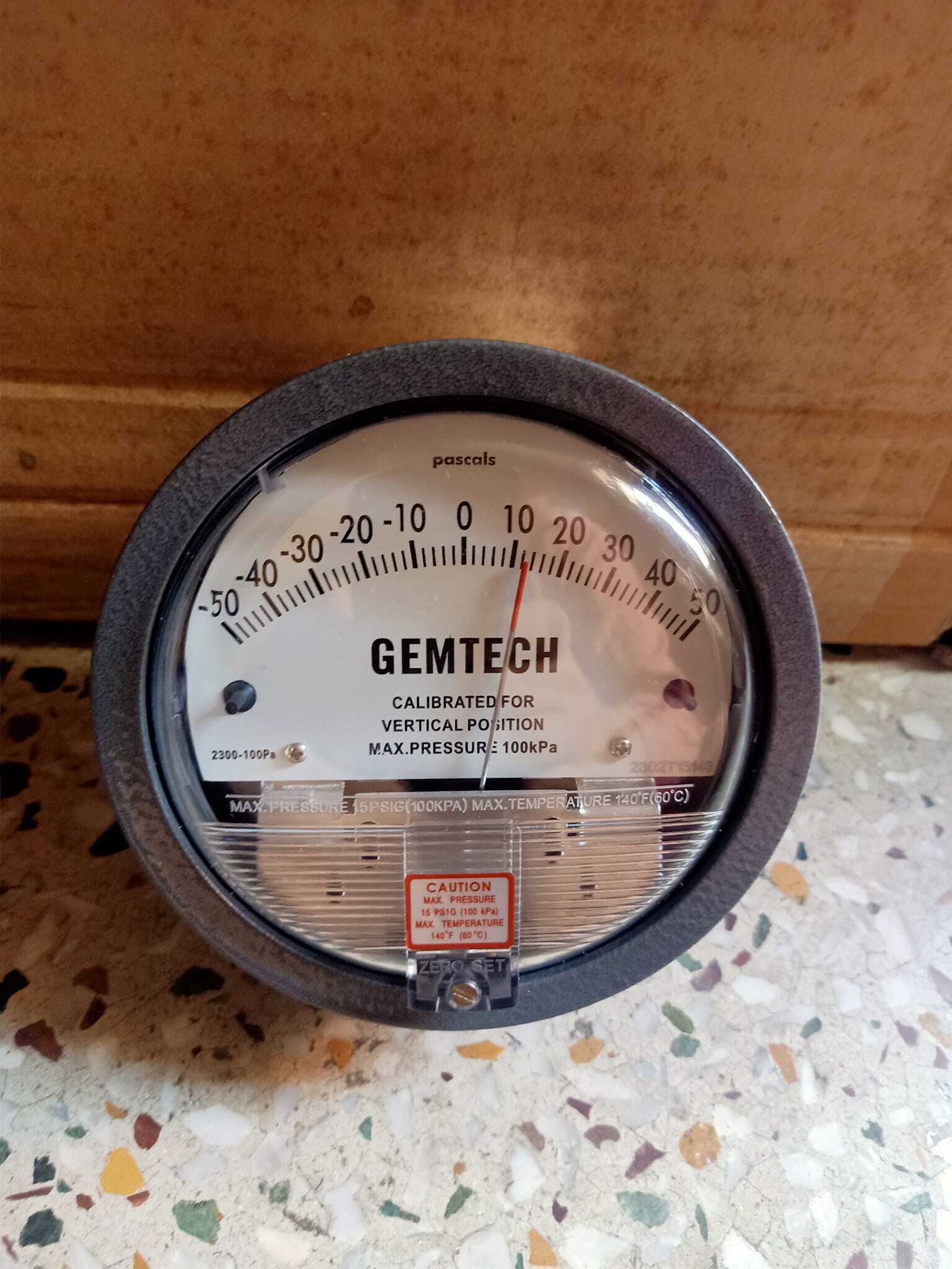 Gemtech Differential Pressure Gauge - Metal Alloy, 4 Inch Diameter | Analog Display, Accurate ±2%, Dual Pressure Ports, Versatile Measurement For Pharmaceutical And Industrial Applications
