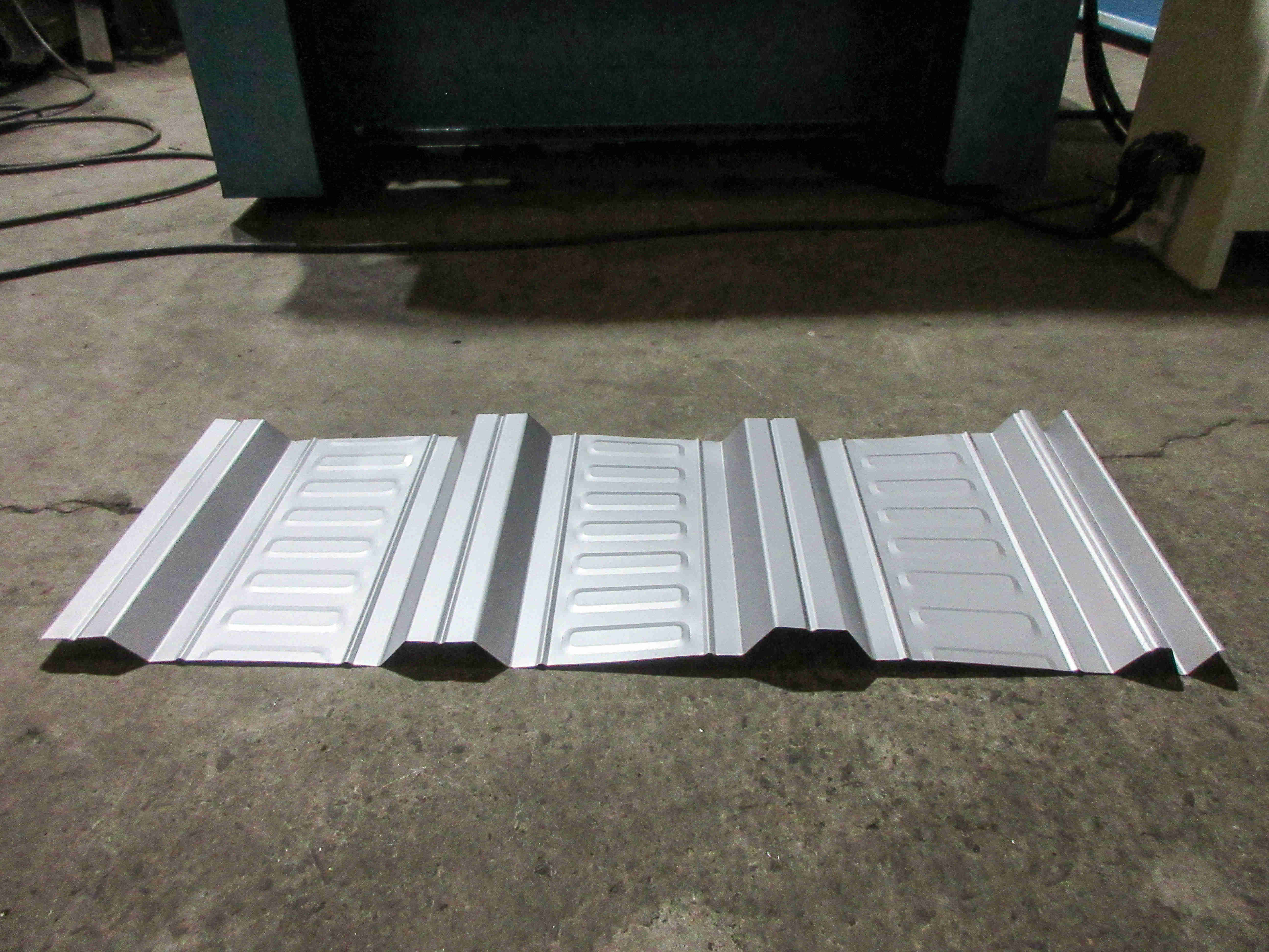 Zinc Corrugated Roofing Sheet Roll Forming Machine - 11.7m X 1.65m X 1.6m, 0.6-0.7mm Color Metal Coils, 7.5kw Electric Motor, Max 35m/min Speed, 24 Month Warranty