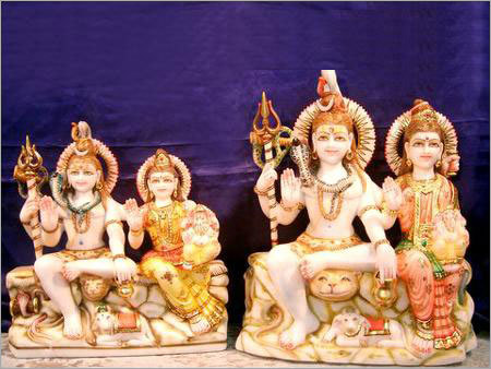 शिव पार्वती पहाड़ पर बैठे हुए