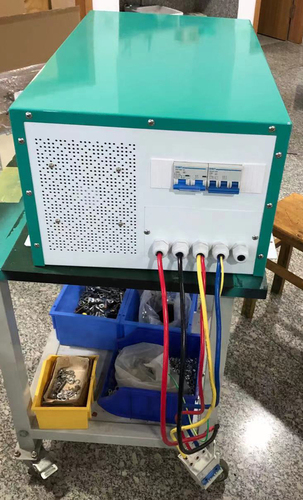 सफेद और हरा 10Kw 110Vdc से 220Vac रैक माउंट इन्वर्टर