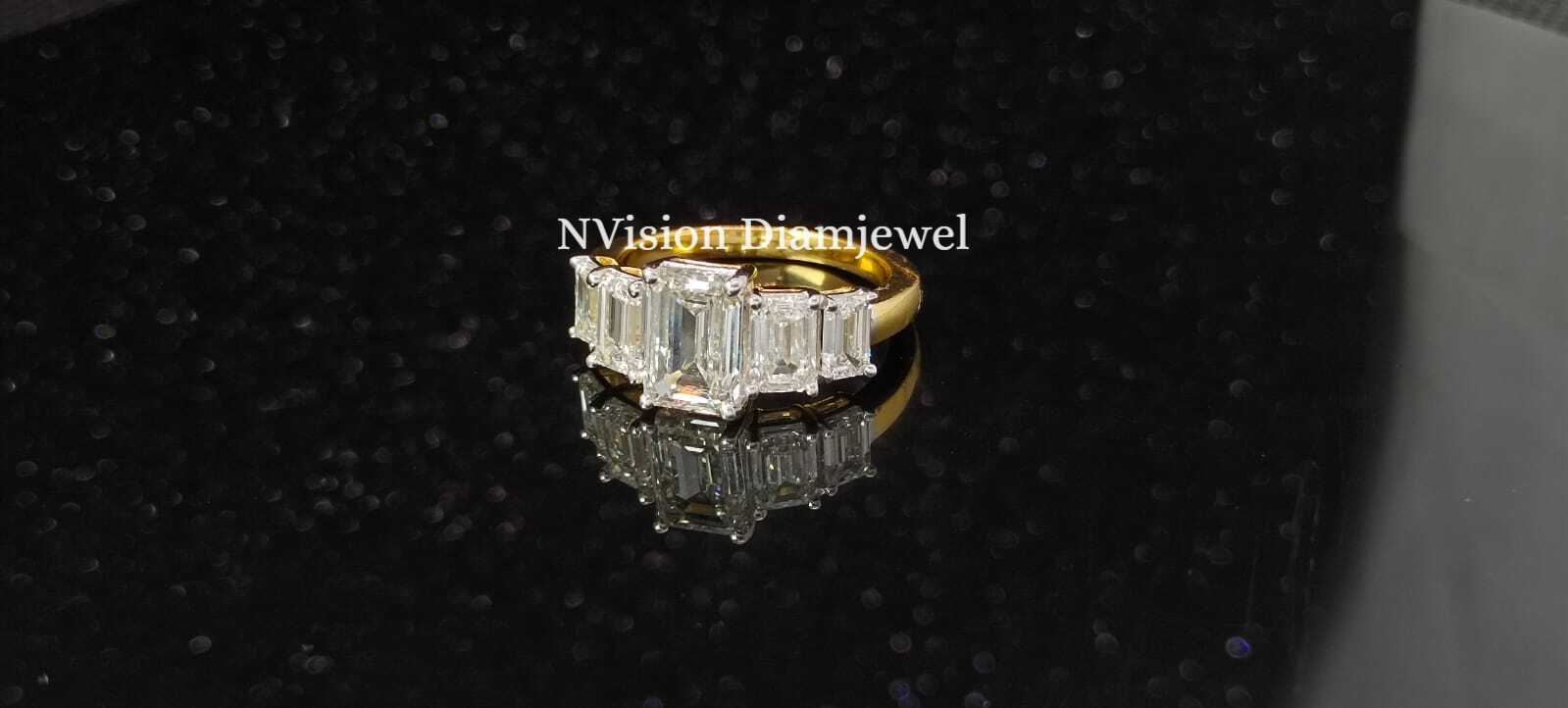 Lab Grown Emrald Shape Solitaire Exquisite Wedding Ring Diamond Carat Weight: 3.49 Carat