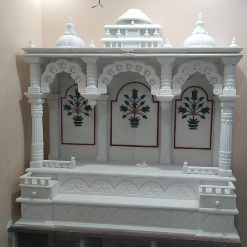 नक्काशीदार जड़ा हुआ सफेद संगमरमर का मंदिर